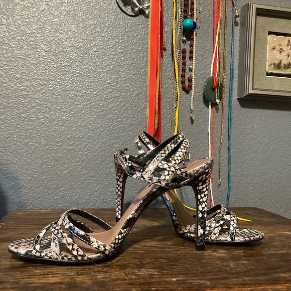 BCBG MAXAZRIA Womens White Snake Tanya Open Toe Stiletto Leather Sandals 6.5 - Picture 6 of 6